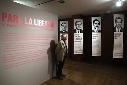 Fausto Canales, hijo y sobrino de represaliados del franquismo, visita la exposición en la Biblioteca Nacional que homenajea a la cúpula de CCOO condenada en el proceso 1001.