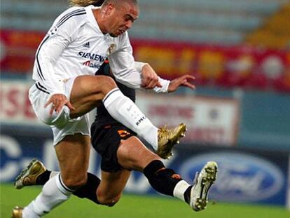 Ronaldo lucha por el balón con el jugador del Roma Philippe Mexes.