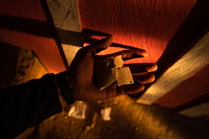 Un campesino sostiene en su mano pasta de la base de coca producida en Nueva Colombia.