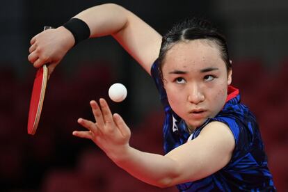 La japonesa Mima Ito sirve a la portuguesa Fu Yu durante su partido de tenis de mesa individual femenino de la tercera ronda en el Gimnasio Metropolitano de Tokio.