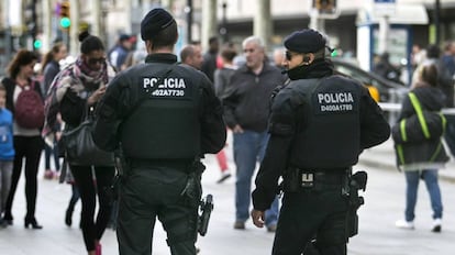 Dos Mossos d'Esquadra en Barcelona.