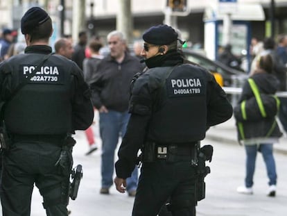 Dos Mossos d&#039;Esquadra en Barcelona. 