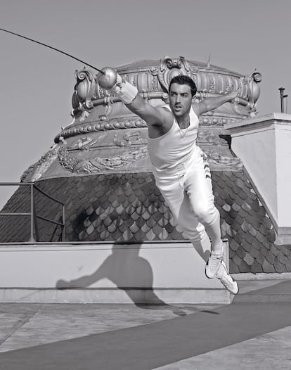 José Luis Abajo, 'Pirri' (fotografiado en la terraza del hotel Palace). Madrileño, de 33 años, ganó el bronce olímpico de esgrima en Pekín 2008.Subió el número de clubes. El de licencias federativas. Su bronce en Pekín 2008, primera medalla olímpica de la historia de la esgrima en España -país originario de este deporte-, provocó un efecto indudable. "Pero en cuestión de pasta... ¡ese es otro cantar! Soy profesional de algo muy minoritario. Al contrario que en Francia, donde es asignatura obligatoria".