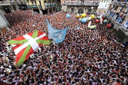 Los Sanfermines han estallado en Pamplona con el lanzamiento del tradicional chupinazo desde el balcón principal del Ayuntamiento, un cohete que ha sido recibido con los habituales vivas y goras al santo coreados por miles de personas.