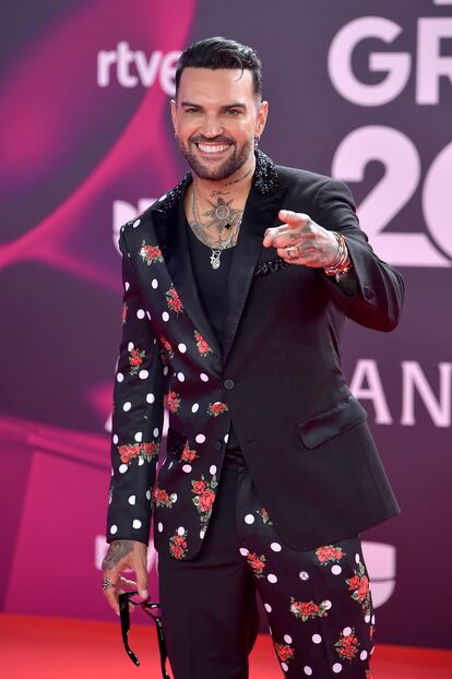  Luis Fernando Borjas, con un original traje con estampado de lunares y flores. 