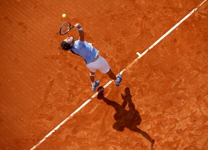 Carreño sirve durante el partido contra Schwartzman.