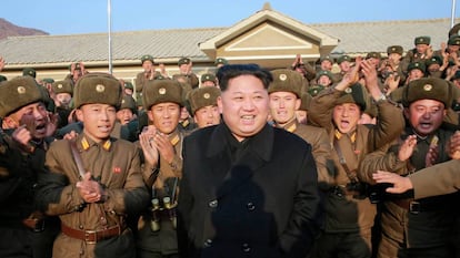 El líder norcoreano Kim Jong Un junto al Ejército.