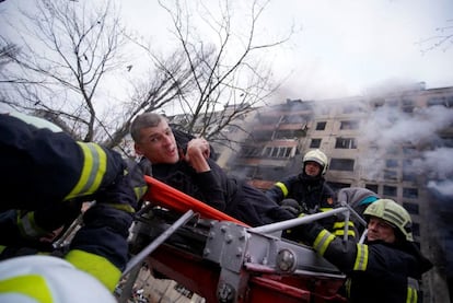 Los bomberos evacuan este lunes a un vecino de un edificio residencial de Kiev semidestruido por un ataque ruso. 90 niños y niñas han muerto y más de 100 han resultado heridos desde que comenzó la invasión rusa a Ucrania, hace ahora 19 días, según ha declarado este lunes el fiscal general de la exrepública soviética. “El mayor número de víctimas se ha producido en las ciudades de Kiev, Járkov, Donetsk, Jersón y Sumi”, ha asegurado. Estas cifras, recogidas por Reuters, no han podido ser verificadas por EL PAÍS.