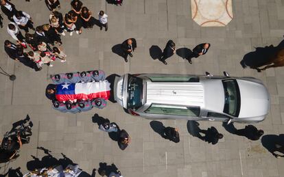 El descenso del féretro de Sebastián Piñera de la carroza fúnebre que lo ha transportado a la catedral metropolitana. 