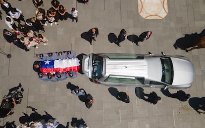 El descenso del féretro de Sebastián Piñera de la carroza fúnebre que lo ha transportado a la catedral metropolitana.