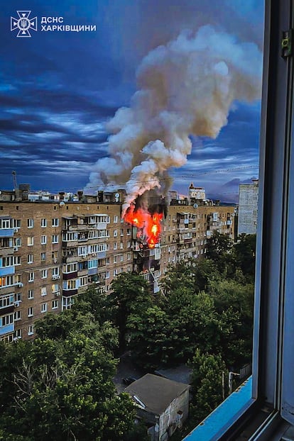Edificio en llamas tras uno ataques aéreos en Járkov, este sábado.