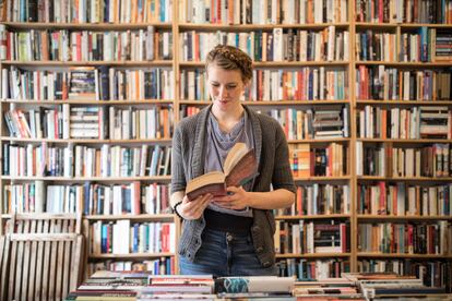 Leer o, al menos, visitar una librería, es uno de los planes de estas mujeres que se quedan de Rodríguez.