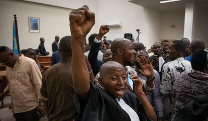 Representantes de Felix Tshisekedi celebran la decisión del Tribunal Constitucional en Kinshasa. 