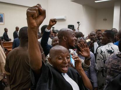 Representantes de Felix Tshisekedi celebran la decisión del Tribunal Constitucional en Kinshasa. 