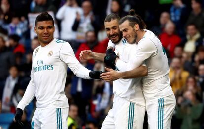 Bale celebra con Benzema la asistencia que le dio en el 2-0.