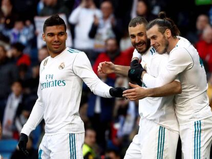 Bale celebra con Benzema la asistencia que le dio en el 2-0. 