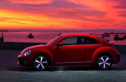 Si el Beetle anterior transmitía simpatía y nostalgia provocando sonrisas de complicidad, el nuevo busca más abrir bocas y despertar la emoción, por su nueva carrocería, que ahora tiene un tamaño mayor.