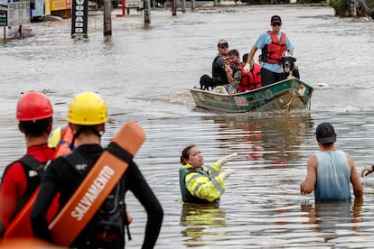 Atingidos pelas enchentes, eles são evacuados de um bairro de Canoas, no Rio Grande do Sul, no dia 8 de maio.