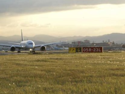 Un avión aterriza en el aeropuerto de la Ciudad de México.