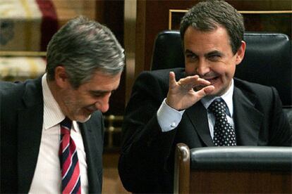 José Luis Rodríguez Zapatero conversa con Gaspar Llamazares, antes del inicio de la sesión de control.