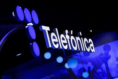 Logo de Telefónica en el Mobile World Congress (MWC) 2022, en Barcelona.