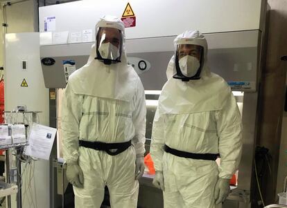 Los virólogos Antonio Alcamí (derecha) y Bruno Hernáez, en el Centro de Biología Molecular Severo Ochoa, en Madrid.