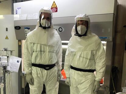 Los virólogos Antonio Alcamí (derecha) y Bruno Hernáez, en el Centro de Biología Molecular Severo Ochoa, en Madrid.