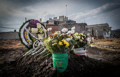 La tumba de Carolina Hernández Sánchez, en un cementerio de un barrio pobre del Estado de México.