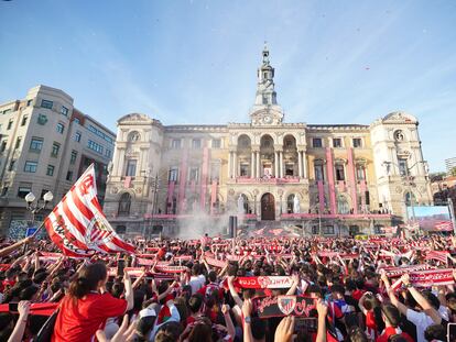 La afición del Athletic Club celebra la Copa del Rey frente al Ayuntamiento de Bilbao, desde donde los futbolistas saludaron, cantaron y se emocionaron el pasado 11 de abril de 2024.