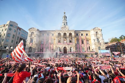 La afición del Athletic Club celebra la Copa del Rey frente al Ayuntamiento de Bilbao, desde donde los futbolistas saludaron, cantaron y se emocionaron el pasado 11 de abril de 2024.