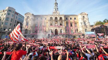 La afición del Athletic Club celebra la Copa del Rey frente al Ayuntamiento de Bilbao, desde donde los futbolistas saludaron, cantaron y se emocionaron el pasado 11 de abril de 2024.