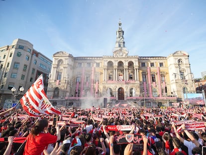 La afición del Athletic Club celebra la Copa del Rey frente al Ayuntamiento de Bilbao, desde donde los futbolistas saludaron, cantaron y se emocionaron el pasado 11 de abril de 2024.