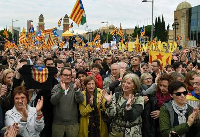 Carme Forcadell al mig, en una manifestació de suport als polítics investigats.