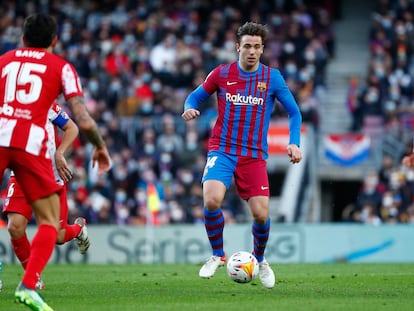 Nico González durante un partido entre el Barcelona y el Atlético de Madrid, en febrero de 2022.