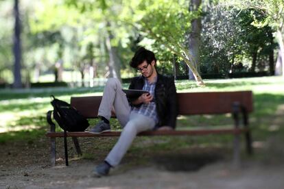 Un lector en el madrile&ntilde;o parque del Retiro.