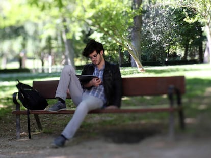 Un lector en el madrile&ntilde;o parque del Retiro.