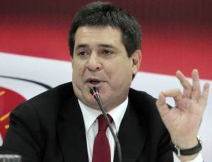 El presidente paraguayo electo, Horacio Cartes, ofrece una rueda de prensa este lunes 22 de abril de 2013, en el local partidario de Asunción (Paraguay).