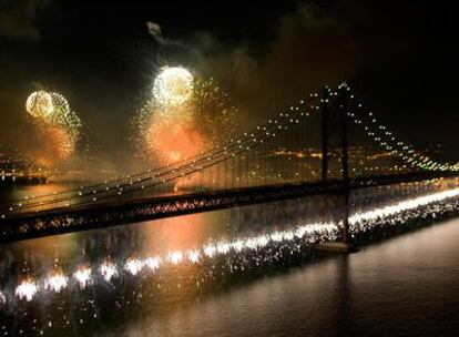 Los fuegos artificiales desde el puente 25 de abril de la capital lusa sirvieron anoche para anunciar la nueva edición del festival musical Rock in Rio, que tendrá triple sede en 2010: Lisboa, Madrid y Poznan (Polonia).