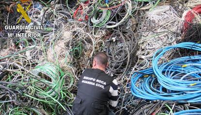 La Guardia Civil inspecciona un depósito de cables metálicos.