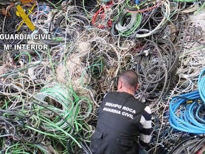 La Guardia Civil inspecciona un dep&oacute;sito de cables met&aacute;licos.