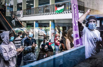 Encierro de estudiantes en la Facultad de Filosofía y Ciencias de la Educación en Valencia en protesta por la guerra de Gaza, el 16 de mayo. 