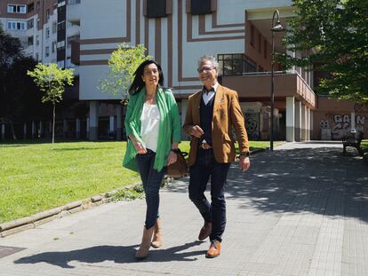 La candidata de Vox a lendakari, Amaia Martínez, pasea con su marido, Fernando, este sábado en Vitoria.
