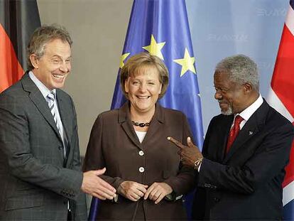 Tony Blair, Angela Merkel y el ex secretario general de Naciones Unidas Kofi Annan, ayer en Berlín.