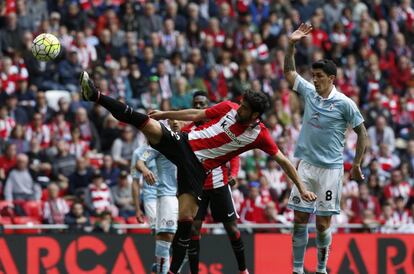 Raúl García despeja la pelota ante Pablo Hernández.