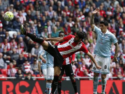 Ra&uacute;l Garc&iacute;a despeja la pelota ante Pablo Hern&aacute;ndez.