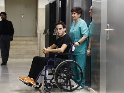 El torero Gonzalo Caballero, saliendo del hospital tras su alta médica en Madrid.