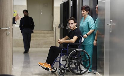 El torero Gonzalo Caballero, saliendo del hospital tras su alta médica en Madrid.