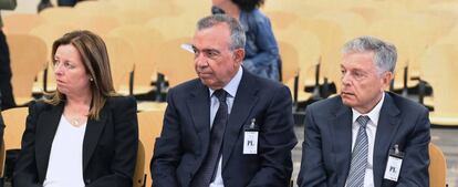 El expresidente de la Caja de Ahorros del Mediterráneo (CAM) Modesto Crespo (d), y los ex directores generales, Roberto López Abad (c) y María Dolores Amorós, durante el juicio.