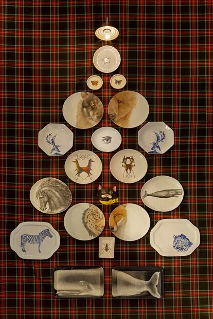 <p><b>Un árbol sin hojas</p></b>
<p>“El árbol de Navidad se puede reformular con una composición de platos, u otros elementos, como esta —colgada de la pared— que respete la forma tradicional del abeto. Es más ecológico que un árbol natural y más estético que uno de plástico”, explica el diseñador e interiorista, que ha colgado en esta propuesta una selección de piezas artesanales de creadores nacionales e internacionales. La loza ilustrada con la estrella, la cabeza de caballo y las ballenas es de Magpie; con las mariposas, del Centro Cerámico Talavera; con las cabezas de lobo, oso, tigre y zorro, del ilustrador Xavier Macpherson; con las de ciervos, cebra y guepardo en azul, de Favorito Studio; con los ciervos y cervatillos de colores, de Abe The Ape, y la máscara de gato, de Hola Guille. </p>