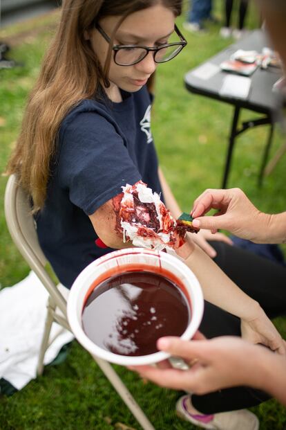 La estudiante Lainey, mientras le fabrican una herida simulada en el brazo. 